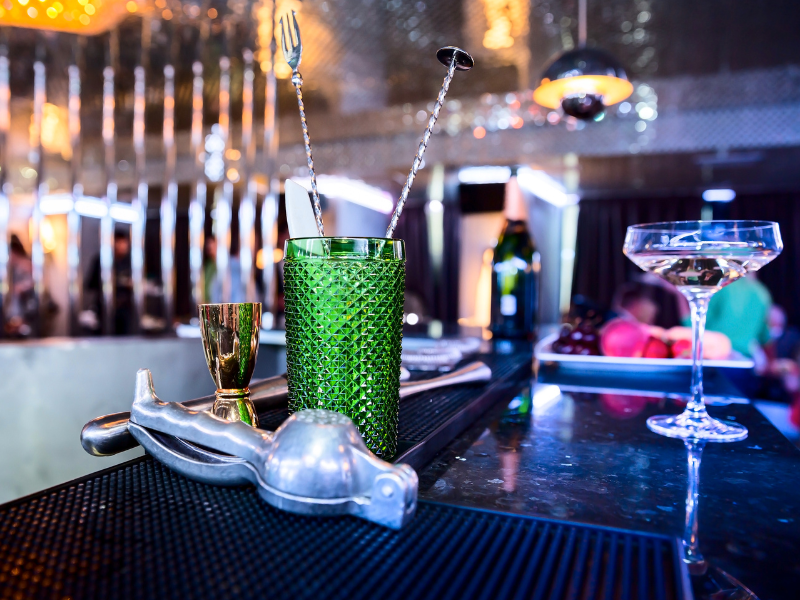 how to manage a bar